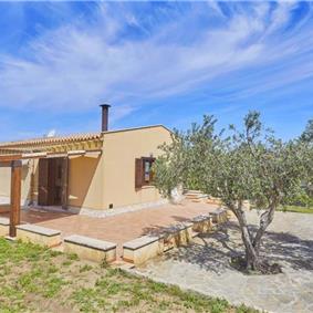 2 bedroom villa with jacuzzi & sea views, near Castellammare del Golfo, sleeps  4-5